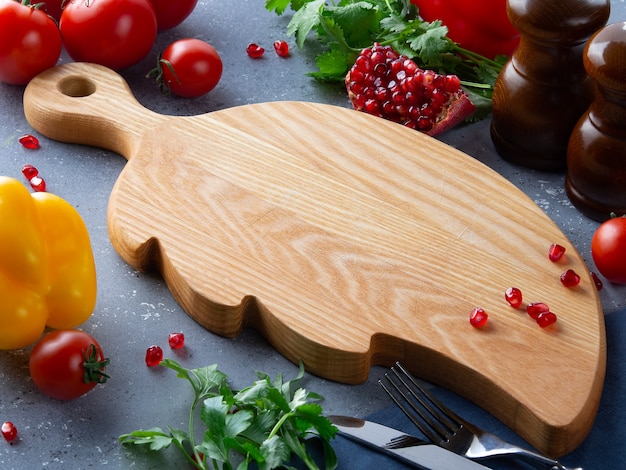 Photo planche de bois vide avec des légumes