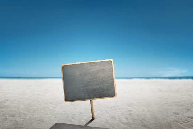 Planche de bois vide sur la plage de sable