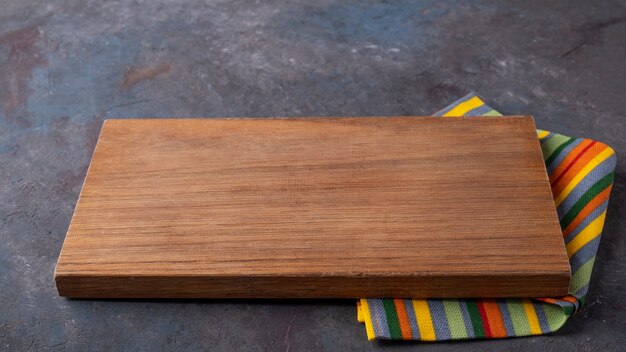 Planche de bois vide avec serviette de couleur