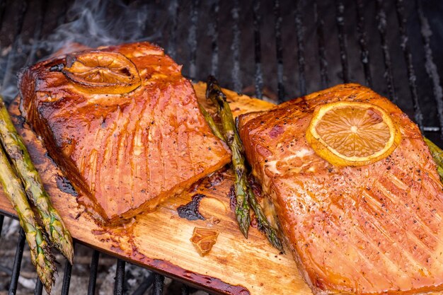 Planche de cèdre saumon au citron cuisson sur grill