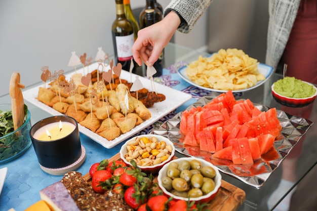 Planche de charcuterie élégamment disposées affichant diverses viandes fromages fruits et noix Il symboli