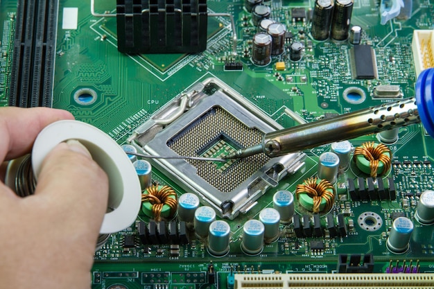 Planche à circuits de réparation à la main coupée