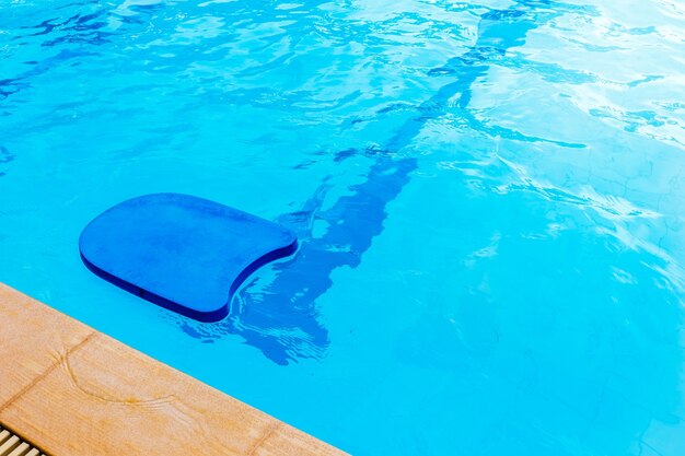 Planche de coup de pied de piscine dans la piscine