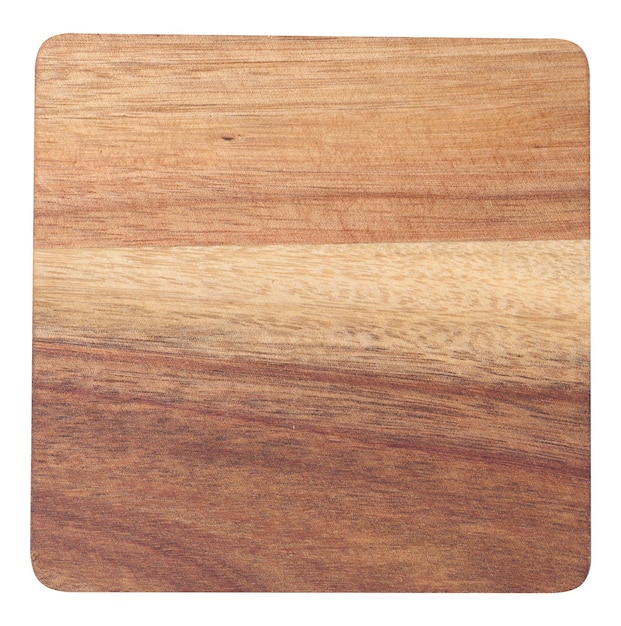 Planche à couper en bois carrée sur un fond blanc isolé