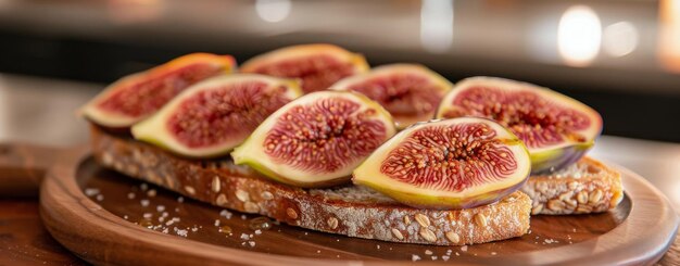 Photo planche à couper en bois avec des tranches de pain et des figues