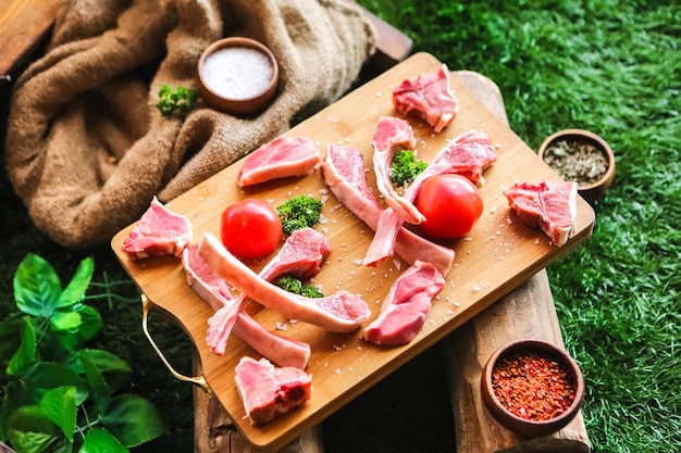 Planche à couper avec une variété de viandes et de légumes frais