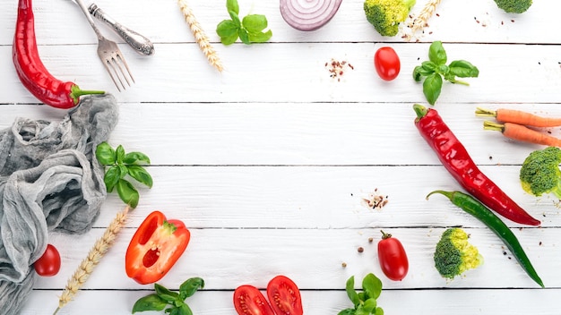 Planche de cuisine avec des légumes frais Sur une table en bois Vue de dessus Espace libre pour le texte