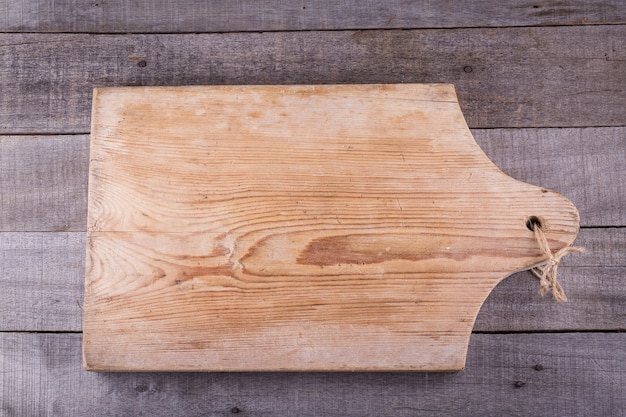 Planche de cuisson de coupe sur le fond en bois gris. Vue de dessus.