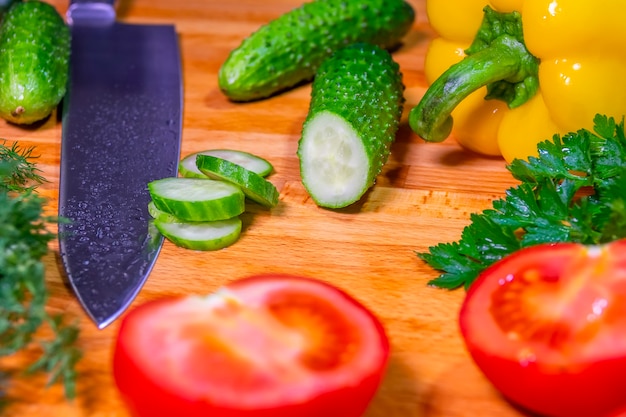 Planche à Découper En Bois. Couteau Et Légumes Frais : Poivron, Concombre, Persil, Aneth, Tomate. Fermer