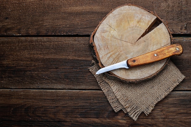 Planche à découper en bois et couteau.