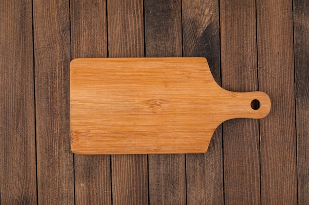 Planche à découper en bois marron clair