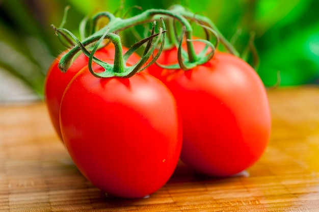 Planche à découper en bois de tomates fraîches Sunshine