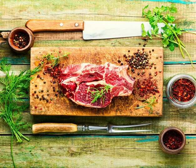 Planche à découper en bois de viande crue