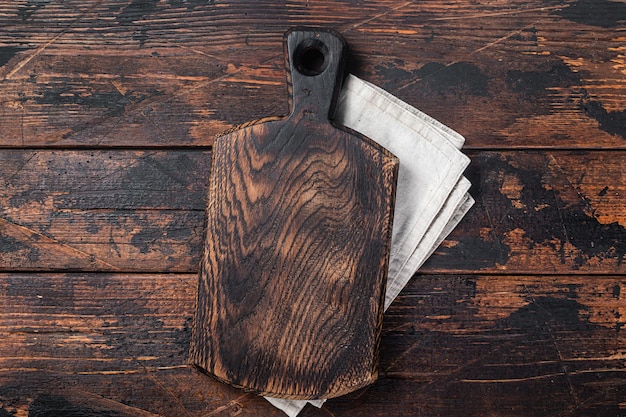 Planche à découper en bois vide sur une serviette sur la table de la cuisine fond de cuisine saine fond en bois vue de dessus espace de copie
