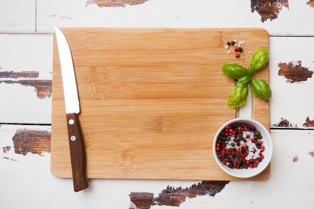 Planche à découper en bois vide sur la table de la cuisine