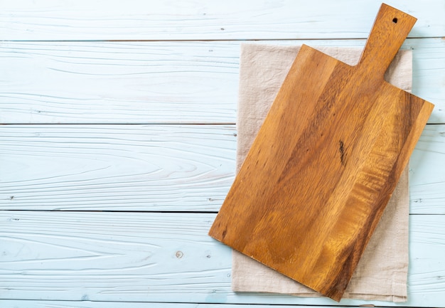 Planche à Découper En Bois Vide Avec Un Torchon