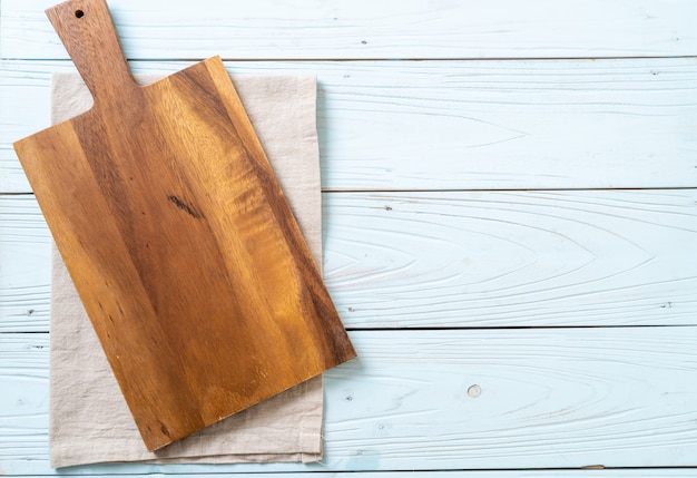 planche à découper en bois vide avec un torchon