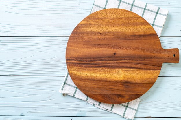 Planche à Découper En Bois Vide Avec Un Torchon