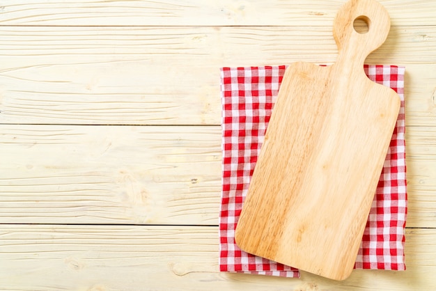 Planche à Découper En Bois Vide Avec Un Torchon