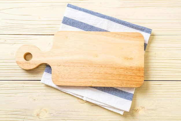 planche à découper en bois vide avec un torchon