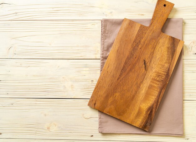 planche à découper en bois vide avec un torchon