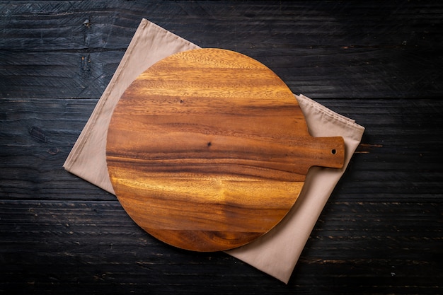 planche à découper en bois vide avec un torchon