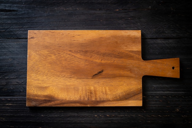 planche à découper en bois vide avec un torchon