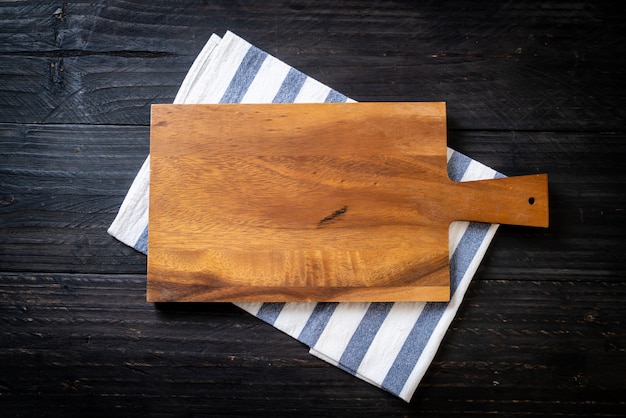 planche à découper en bois vide avec un torchon