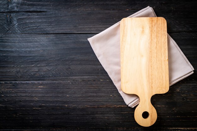 planche à découper en bois vide avec un torchon