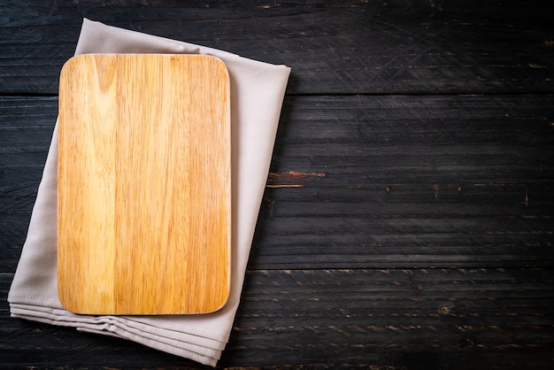 planche à découper en bois vide avec un torchon