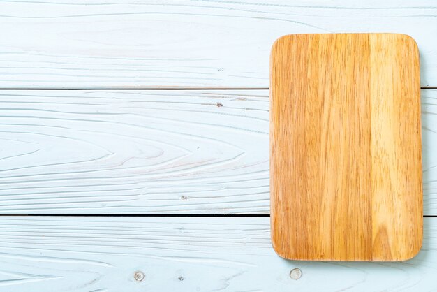 planche à découper en bois vide avec un torchon