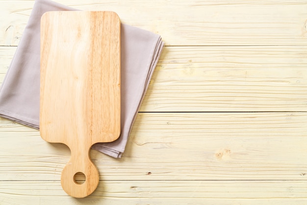 planche à découper en bois vide avec un torchon