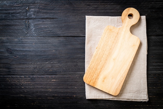 planche à découper en bois vide avec un torchon