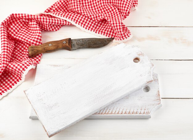 Photo planche à découper en bois vide et vieux couteau