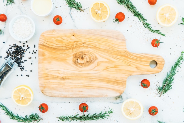 Planche à découper en bois vide