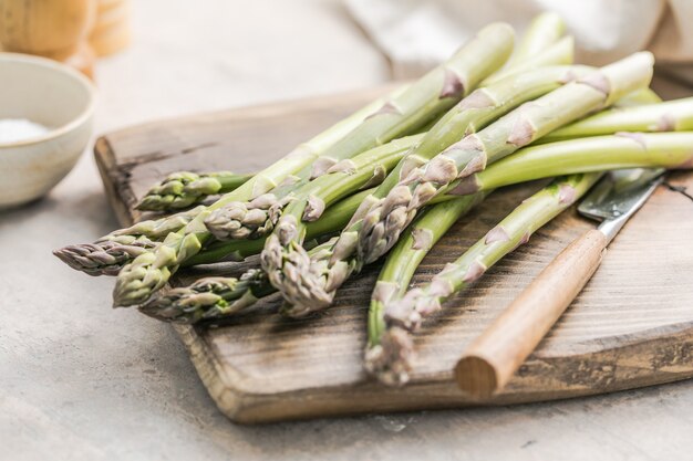 planche à découper avec bouquet d'asperges fraîches