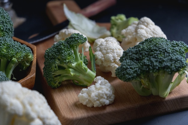 Planche à découper avec brocoli frais et chou-fleur