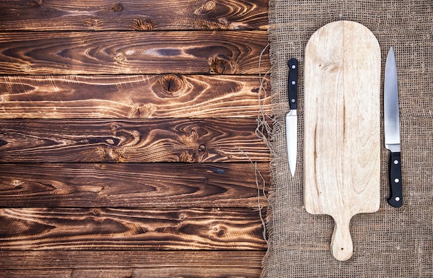 Planche à découper avec couteau sur table en bois foncé Vue de dessus Espace copie