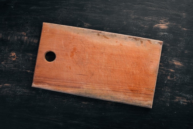 Planche à découper de cuisine Vue de dessus Sur un fond en bois noir Espace de copie