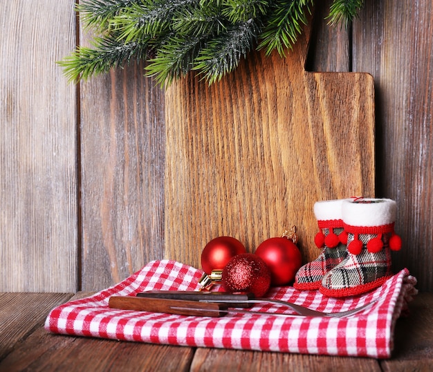 Photo planche à découper avec décoration de noël sur fond de planches de bois