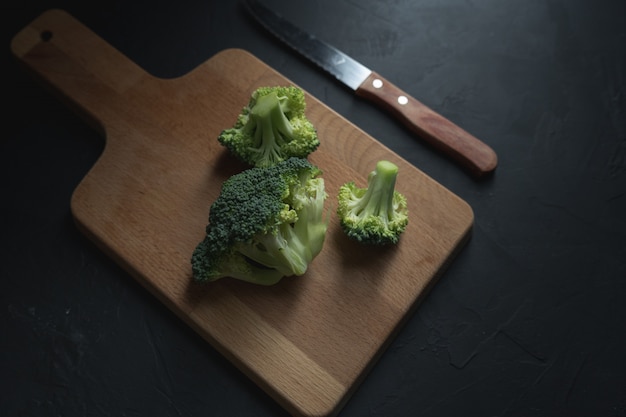 Planche à découper avec du brocoli frais