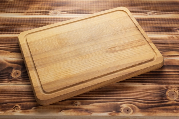 Planche à découper sur fond de planche de table en bois rustique, vue de face