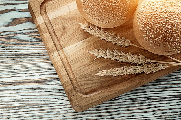 Planche à découper pain épis de blé sur une surface en bois