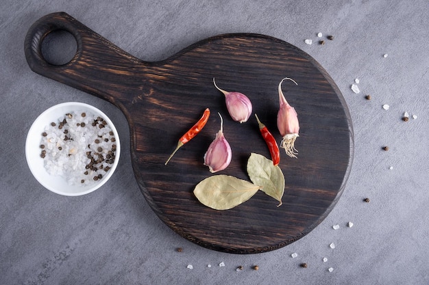 Planche à découper ou planche à steak avec salière et épices