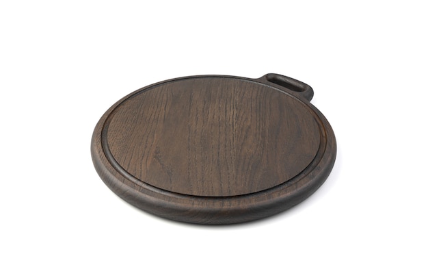 Planche à découper ronde en bois en matériau de chêne, peint dans une couleur marron foncé, isolé sur fond blanc. Le concept de cuisine.