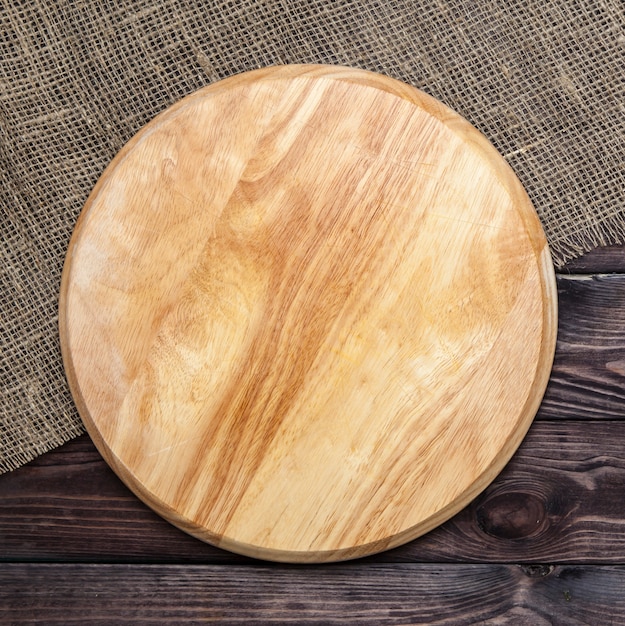 Planche à découper ronde sur une table en bois