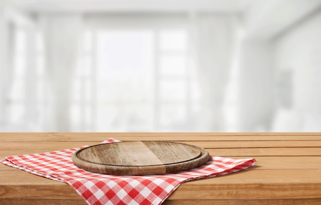 Planche à découper et sac sur table en bois, espace de copie