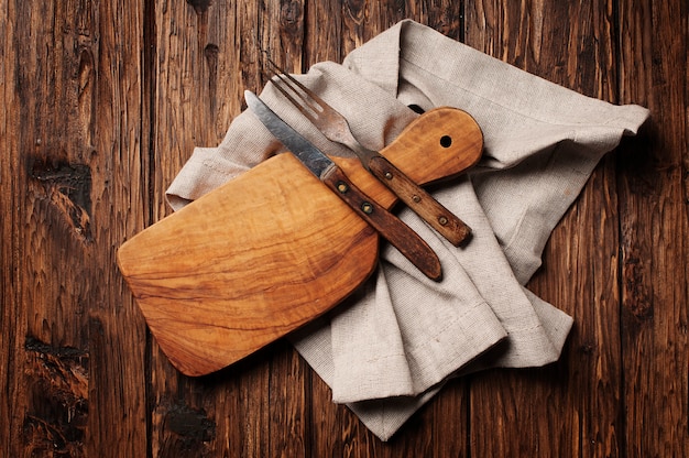 Planche à découper sur la table en bois vintage