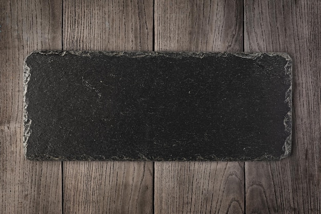 Photo planche à découper sur une table en bois