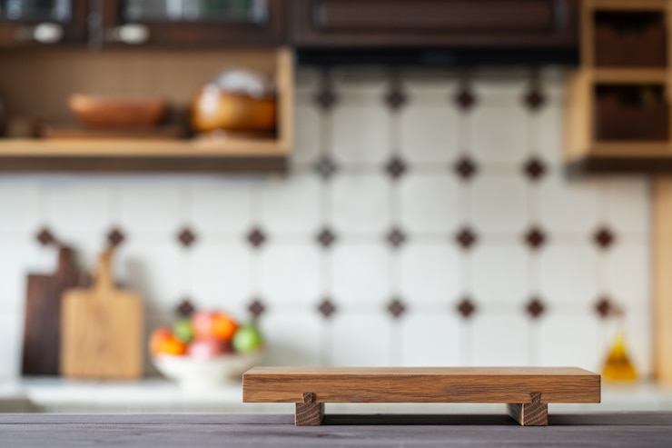 Photo planche à découper sur la table sur la cuisine maison floue